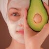 アボカドパックをする女性