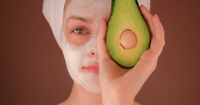 アボカドパックをする女性